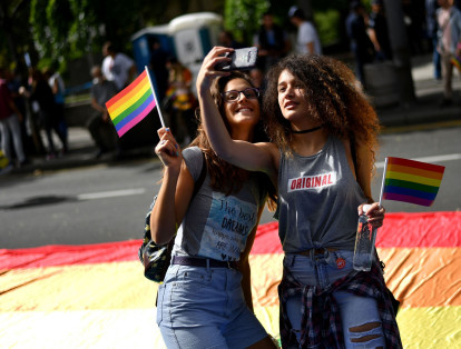 Portando una enorme bandera arcoíris, los manifestantes se dirigieron hacia la plaza de la República, en un recorrido vigilado por un importante dispositivo policial.