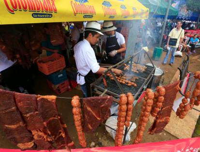 Asimismo, en el marco de la ‘Feria Bonita’ se llevó acabo la muestra Sabores de Bucaramanga, donde locales y turistas disfrutaron de una amplia oferta gastronómica.