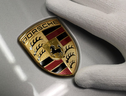 Porsche
Tiene al centro un caballo empinado, el que simboliza la región alemana de Stuttgart, donde nació la marca. El escudo por su lado representa al estado federal al que pertenece Baden-Wurtenberg.