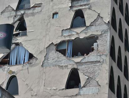 En los edificios que no se cayeron también se presentaron graves daños estructurales.