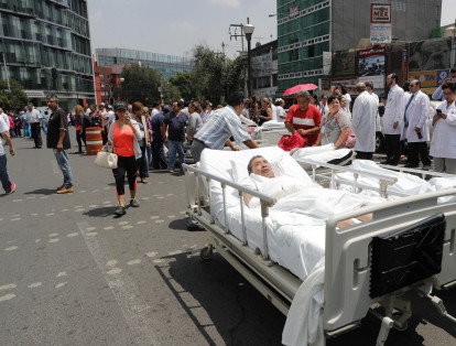 Hasta pacientes de hospitales fueron evacuados por los terremotos.