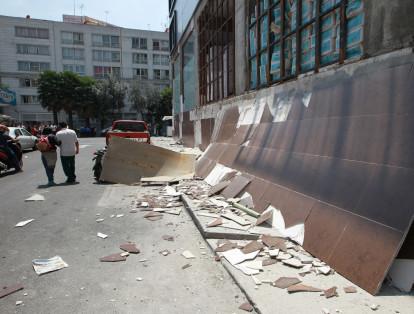 Las paredes de muchos edificios cayeron sobre los transeúntes que a esa hora se movilizaban por las calles de Ciudad de México.