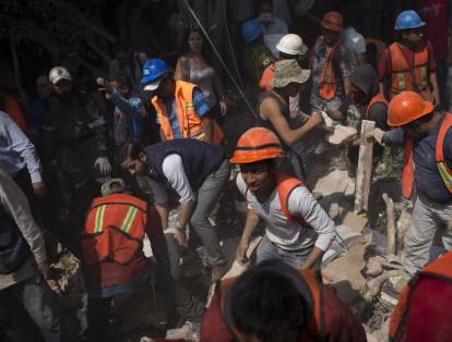 Organismos de rescate trabajan a toda velocidad para tratar de encontrar personas con vida bajo los escombros.