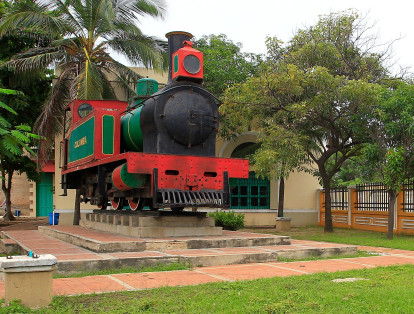 En la fotografía se aprecia una locomotora usada a principios del siglo anterior para trasportar mercancía y personas entre el sector de Sabanilla y el edificio de la Aduana, donde reposa hoy en día.