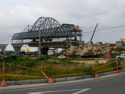 De acuerdo con los diseños, el nuevo puente Pumarejo tendrá una altura de 45 metros sobre el río Magdalena para permitir el paso de embarcaciones de gran calado.