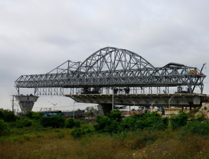 El puente comienza en Barranquilla, en el intercambiador a desnivel que lo conecta con la vía al puerto y con Santa Marta, y termina en el corregimiento de Palermo, en Magdalena.