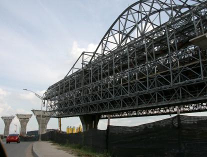 El nuevo puente Pumarejo se ha considerado como el más largo de Colombia, por área construida, con 3.240 metros de longitud, 2.250 metros en el eje principal y 990 metros de viaductos en conexiones y accesos.