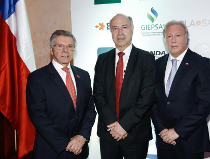 Ricardo Navarrete, embajador de Chile; Enrique Gil Botero,  ministro de Justicia,  y Ricardo Rojas, ministro Consejero de Chile Ricardo Rojas.