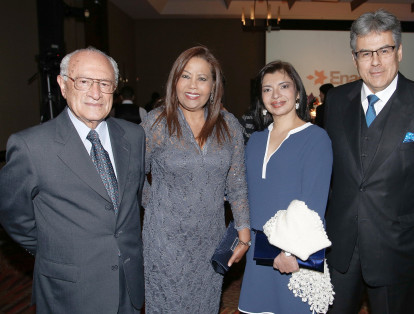 Humberto Sánchez, Elaine Townsend de Sánchez, encargada de Negocios y Jefe de Misión de Jamaica; Rosario Contreras y Hugo Contreras, Consul de Perú.