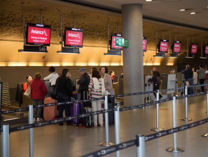 En condiciones normales, los viajeros con vuelos domésticos deben llegar con hora y media de anticipación y quienes hacen rutas internacionales, con tres.