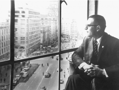 En 1966 se propuso construir el metro con tramos elevados y subterráneos que irían por la avenida Caracas, desde la calle 22 sur hasta la 66 en chapinero. Pero al terminar el mandato del alcalde Gaitán Cortes se archivó el proyecto.