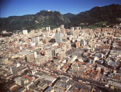 En 1993 se propuso la creación del MetroBus, para la solución del transporte en la ciudad, pero no prosperó. El alcalde era Jaime Castro. Bogotá ya contaba con más de 5’000.000 de habitantes.