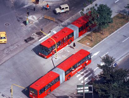 En 1999 se construye TransMilenio durante el mandato de Enrique Peñalosa. En su momento la administración argumentó que ese sistema de transporte era más rentable y eficiente que la construcción del Metro de Bogotá.