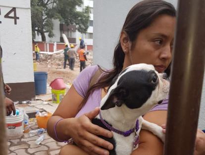 Anaid publicó en su cuenta de Twitter una imagen en la que deja ver el reencuentro entre Asha y su dueña en Coyoacan Colonia. Además, segura que a pesar del terremoto en México, sus ciudadanos siguen de pie.