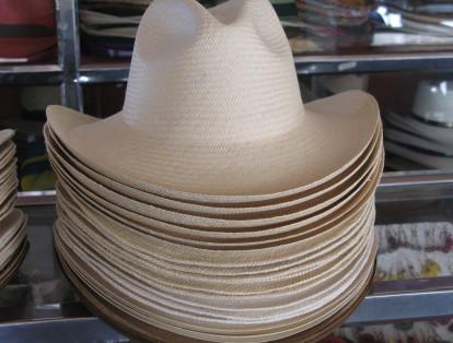 Sombreros de Sandoná: este sombrero tiene la propiedad de ser un producto resistente. También está hecho con la iraca y cuenta con un tejido uniforme. El producto está elaborado por los artesanos de Pasto y recibió la denominación de origen en el año 2011.