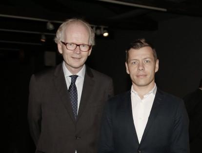 El embajador de Noruega, Johan Vibe y el fotógrafo, Mads Nissen.