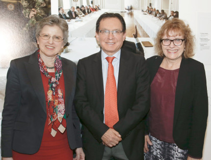 La embajadora de Belgica, Jana Zikmundova; Manuel Arenas y Britt Schumann.