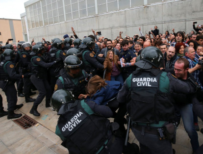 La policía ha chocado con los manifestantes independentistas que se han acercado a algunos colegios a votar.