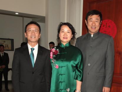 Xu Wei (Consejero Político), Wu YuQing (embajadora), Li NianPing (Embajador de china).