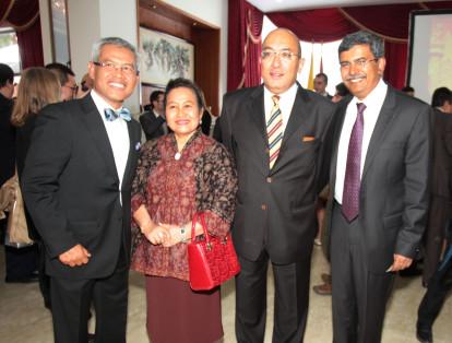 Priyo Iswanto (Embajador de Indonesia) Y Señora Tri Iswanto, Hisham Ahmed Fouad Sorourd (Embajador de Egipto y Prabhat Kumar (embajador de la India).