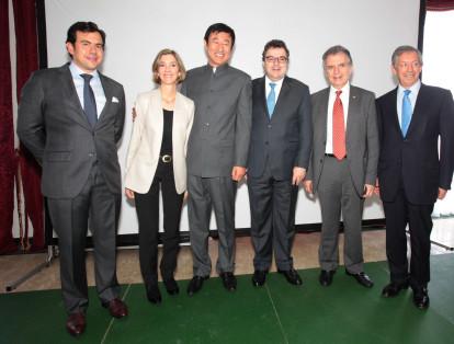 Rodrigo Lara, Patti Londoño, Li NianPing (embajador de China), Carlos Alfonso Negret, Germán Bula y Telesforo Pedraza.
