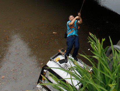 En la glorieta de Bulerías, en el barrio Laureles, una grúa quedó atrapada, tras el intenso aguacero.