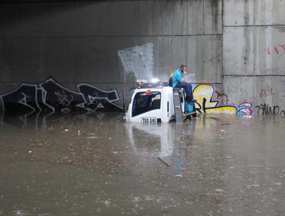 Debido a la altura que alcanzó el agua, el conductor esperó varios instantes a ser rescatado, en el techo del vehículo.