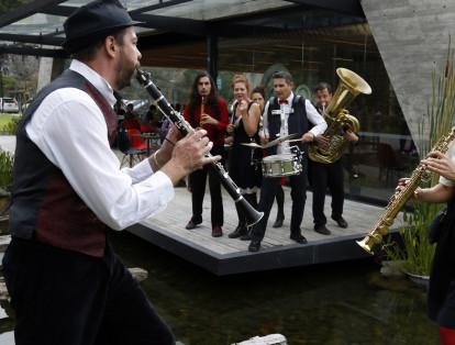 Los gestos y la mezcla de melodías urbanas con música tradicional hacen de Le bus Rouge una escena de ritmo y baile.