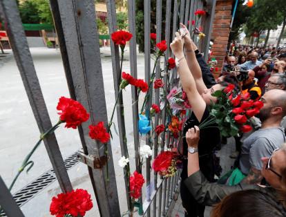 Los manifestantes se pusieron flores en la puerta de la escuela secundaria Ramon Llull, donde la Policía española se enfrentó con los votantes en el referendo de independencia.