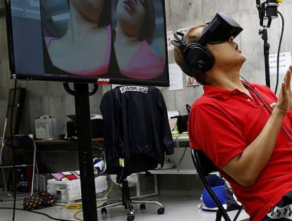 Como nicho mundial de la industria del entretenimiento, Japón ha comenzado a enfocar la tecnología de Realidad Virtual en videos y juegos sexuales para adultos. Los analistas predicen que este nuevo formato perceptual es el futuro de la pornografía.