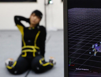 Un monitor muestra datos animados como la captura de movimiento de la actriz Yumi Ueno con un traje de captura de movimiento se realiza para la compañía de juegos para adultos la producción de la realidad virtual de Illusion.