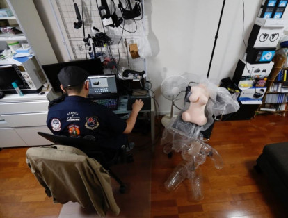 Roba, programador de VR JCC que desarrolló el juego adulto de realidad virtual 'Juguemos con Nanai!', mientras trabaja en su oficina.