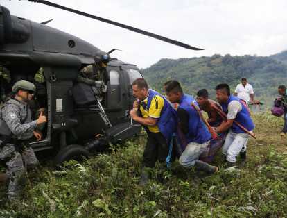 Un helicóptero de la Fuerza Aérea de Colombia, llamado Ángel, llegó hasta la zona del Naya, en el Cauca, para rescatar a una mujer indígena en embarazo de 8 meses, con riesgo de aborto.