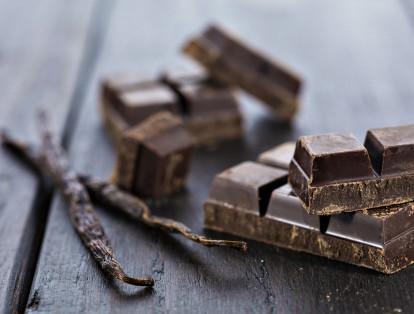 Chocolate negro: Solo 40 gramos de un chocolate negro, al 90% de cacao, representa 240 calorías. Sí, es saludable, pero es un gusto que es mejor darse de vez en cuando.