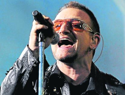 En Octubre de 2004, el cantautor Bob Dylan se refirió sobre Bono, así:  “Pasar tiempo con Bono fue como comer en un tren. Sientes que te mueves hacia algo. Bono tiene el alma de un poeta y tienes que tener cuidado cuando estas cerca de él. Puede rugir hasta que la tierra tiemble”.