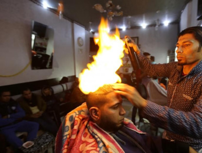 La increíble historia del estilista que corta el pelo de la gente con fuego