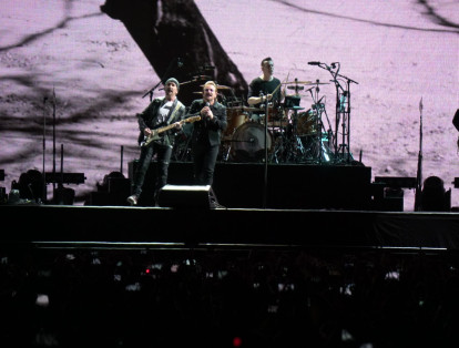 ‘Whole of The Moon’, de la agrupación escocesa Waterboys, sonó en los parlantes como antesala a la aparición de U2.
