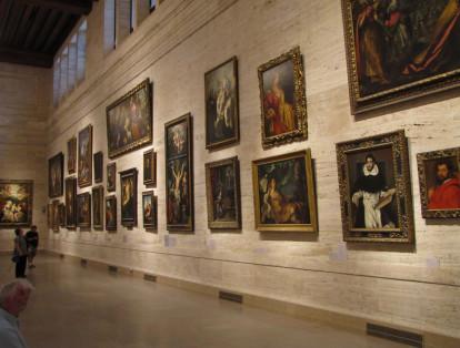 Varias obras de artistas como Degas, Rembrandt y Vermeer, valoradas en casi 500 millones de dólares, fueron hurtadas del Museo Isabella Stewart Gardner de Boston en marzo de 1990. En el hecho, los delincuentes se hicieron pasar por policías y redujeron a los guardias del lugar. En 2017, el museo ofreció una recompensa de 10 millones de dólares a cambio de información sobre los ladrones.