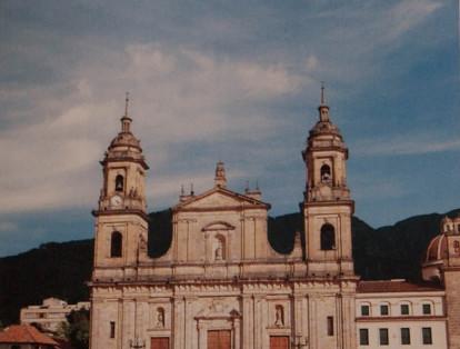 Su nombre oficial es Sacro Santa Iglesia Catedral Primada Basílica Metropolitana de la Inmaculada Concepción de María en Bogotá. Se construyó entre 1803 y 1823.