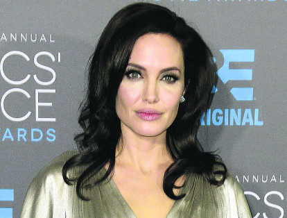 Por su parte, Angelina Jolie también rechazó a finales de la década de los 90, durante el lanzamiento de la cinta "Playing by heart" (1998), avances del productor en una habitación de hotel, denominador común de varias acusaciones que se han conocido estos días.