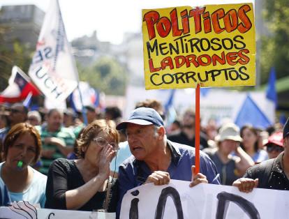 En Chile, el 80 por ciento de la población percibe un aumento en la corrupción y  al menos la mitad de los ciudadanos sostiene que denunciar la corrupción es socialmente aceptable.