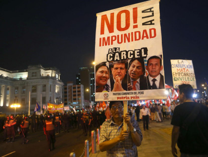 Perú ocupa el tercer lugar con el 79 por ciento. La población desaprueba los recientes casos de corrupción de gobiernos anteriores.