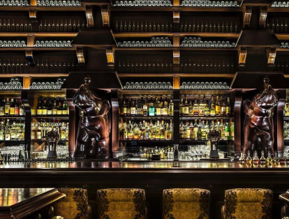 3. The Nomad thenomadhotel

Está ubicado en el NoMad Hotel en Nueva York. Este bar abrió sus puertas al público en 2014, dos años después de la creación del hotel. A la fecha es uno de los establecimientos más visitados por las personas luego de que Nikka Whisky los catalogara como el ‘Best Bar’ de América del Norte. Además, las creaciones de Leo Robitschek con los licores se han convertido en las combinaciones predilectas por sus clientes.