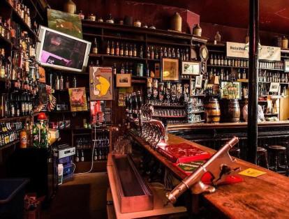 5. The Dead Rabbit

Este bar ha sido catalogado como uno de los mejores del mundo gracias a que por más de cuatro años ha abierto sus puertas a todos los turistas y neoyorquinos. Como parte del menú que ofrece a sus clientes están combinaciones con tequila, whisky irlandés, champaña, vino y frutas. Además de una amplia gama de carnes y sabores.