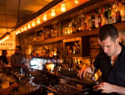 Attaboy 

Este bar está localizado en Nueva York. Fue fundado por Michael Mcllroy y Sam Ross con el fin de ofrecerles a sus clientes la mejor experiencia del servicio y los más interesantes sabores. Una de las características del Attaboy es que no cuenta con un menú. Los cocteles son hechos a partir de una conversación con el barman que buscará sorprenderlo.
