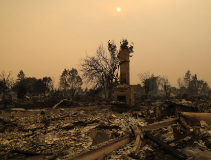 El incendio forestal más letal en la historia de California ha provocado la muerte de 31 personas y  ha dejado a cientos de desaparecidos. Lo que llevó a las autoridades a evacuar a miles de residentes. La cifra de muertos y damnificados por los más de 20 incendios propagados en ocho condados podría aumentar, dado que más de 400 personas aún figuran como desaparecidas.