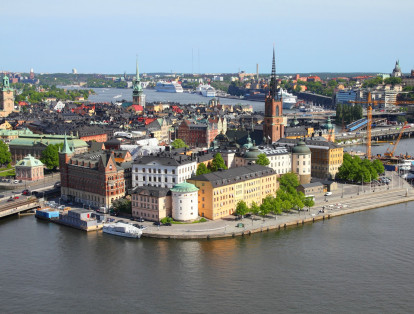 Estocolmo 

Estocolmo es la capital de Suecia y es una de las ciudades más grandes de este país. Alberga a más de 1,3 millones de habitantes y según el listado presentado por ‘The Economist’ es el octavo lugar más seguro del mundo gracias a sus altos estándares de protección personal y seguridad infraestructural. Fue calificada con 86.72 puntos.