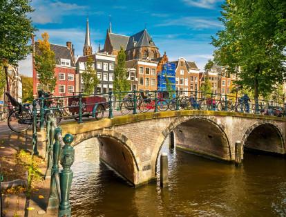 Ámsterdam 

‘The Economist’ le otorgó 87.26 puntos debido a su buen nivel en la seguridad digital, cibernética, sanitaria y la calidad en su infraestructura. Así, la capital de Holanda se clasifica como la sexta ciudad más segura del mundo.