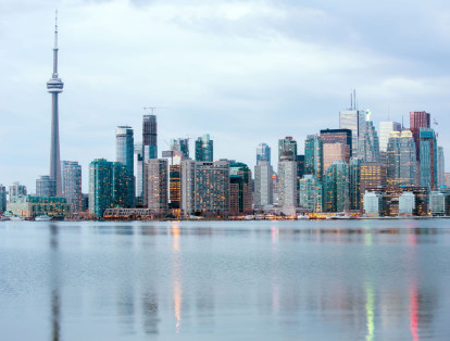 Toronto

Toronto es la capital de Ontario en Canadá y fue clasificada por ‘The Economist’ como la cuarta ciudad más segura del mundo. Recibió 87.36 puntos por sus buenos estándares de infraestructura y seguridad sanitaria y personal.