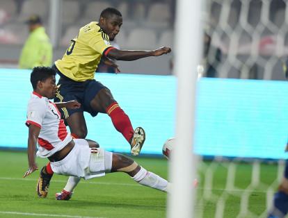 El delantero Duván Zapata tuvo un gran partido en Lima, contra Perú, en el empate 1-1 y fue uno de los más destacados.
